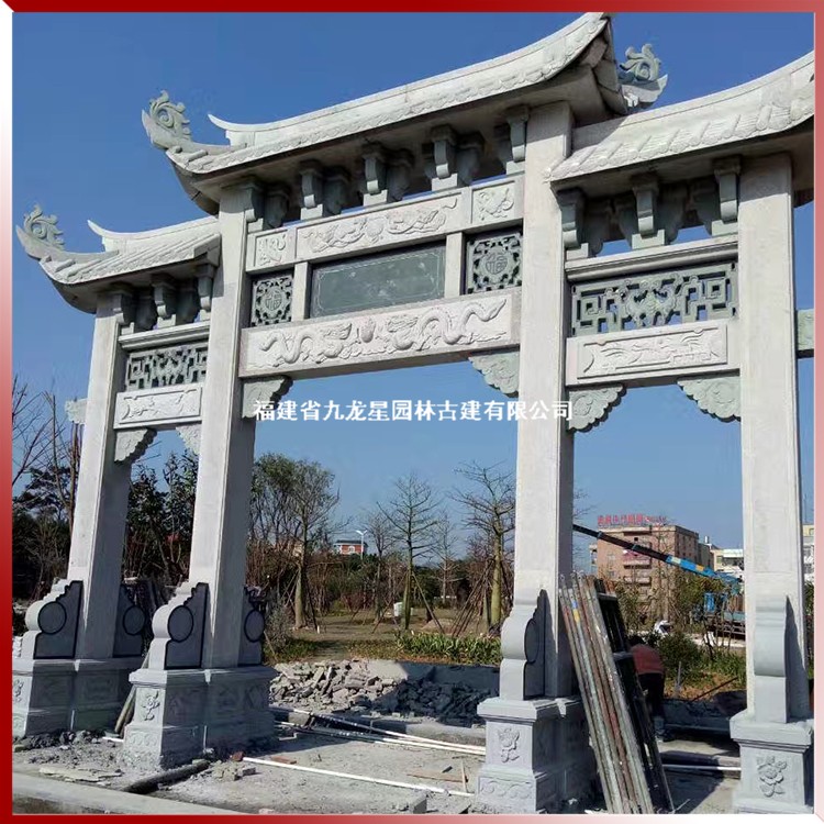 農村村口石雕牌坊圖片